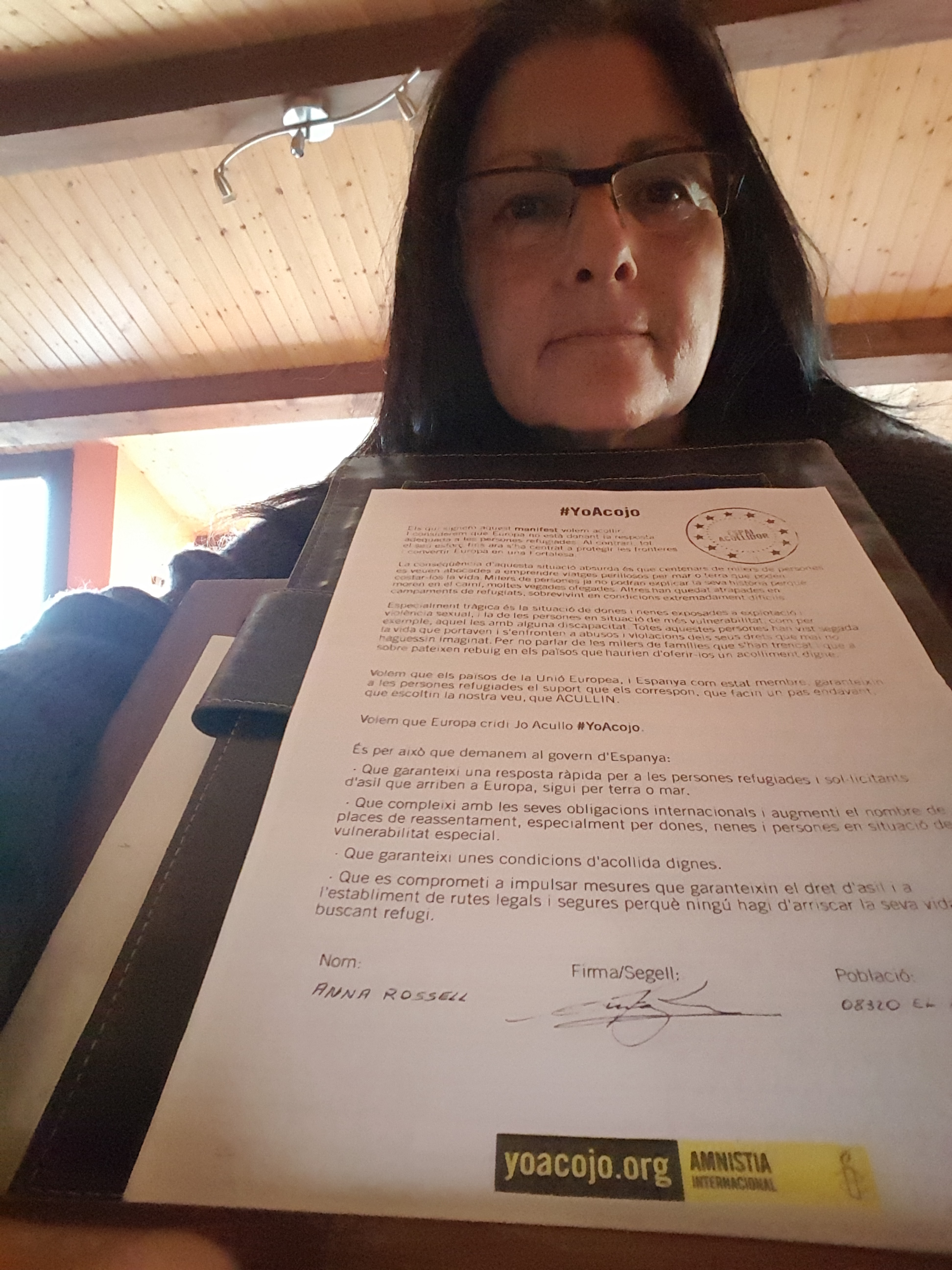 L'escriptora Anna Rossell signa el Manifest "Jo Acullo" / La escritora Anna Rossell firma el Manifiesto "Yo Acojo"