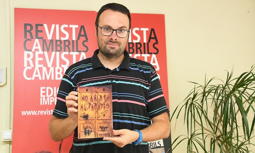El escritor Llivià (Dani Liviano), mostrando su novela «No anireu al paradís»