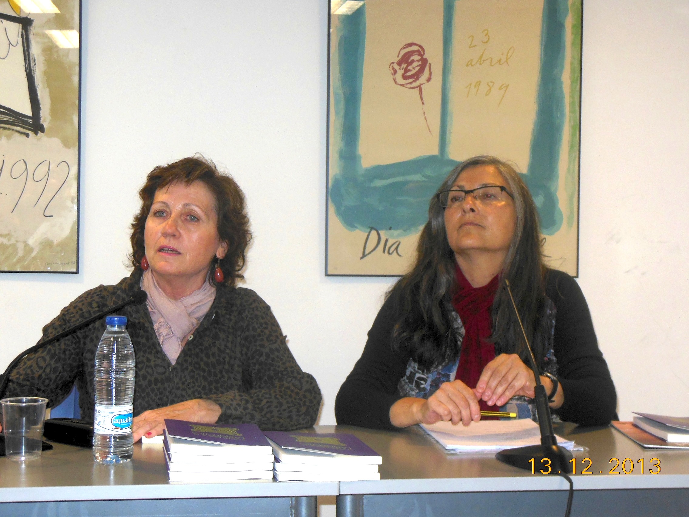Anna Rossell (derecha) con María de Luis. Tertulia del Laberinto de Ariadna, Ateneo Barcelonés, 2013