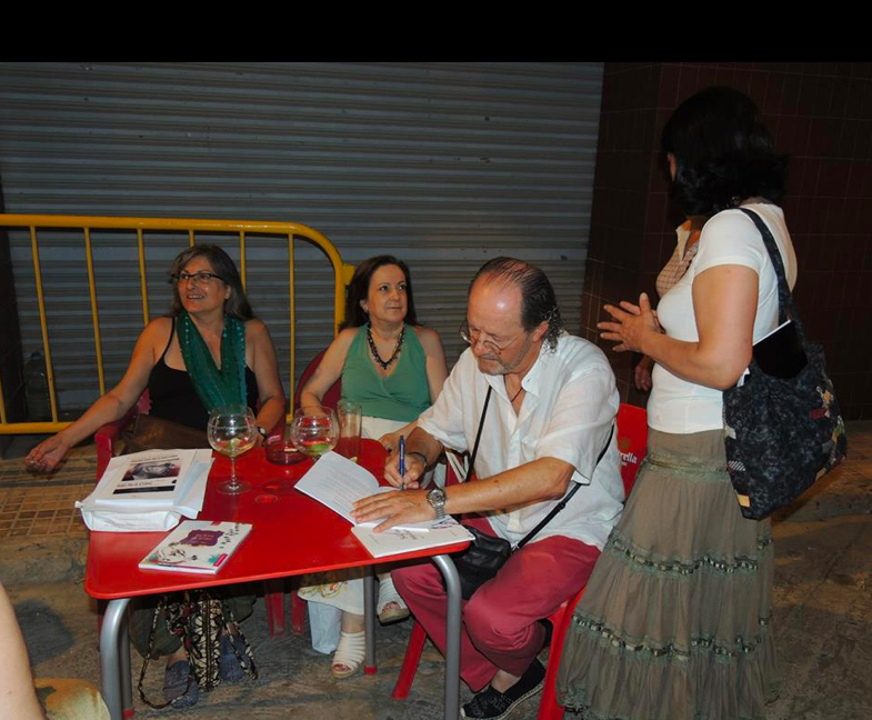 Anna Rossell (izquierda) con amigos poetas. I Festival de poesía de Riba-Roja d'Ebre, julio, 2013