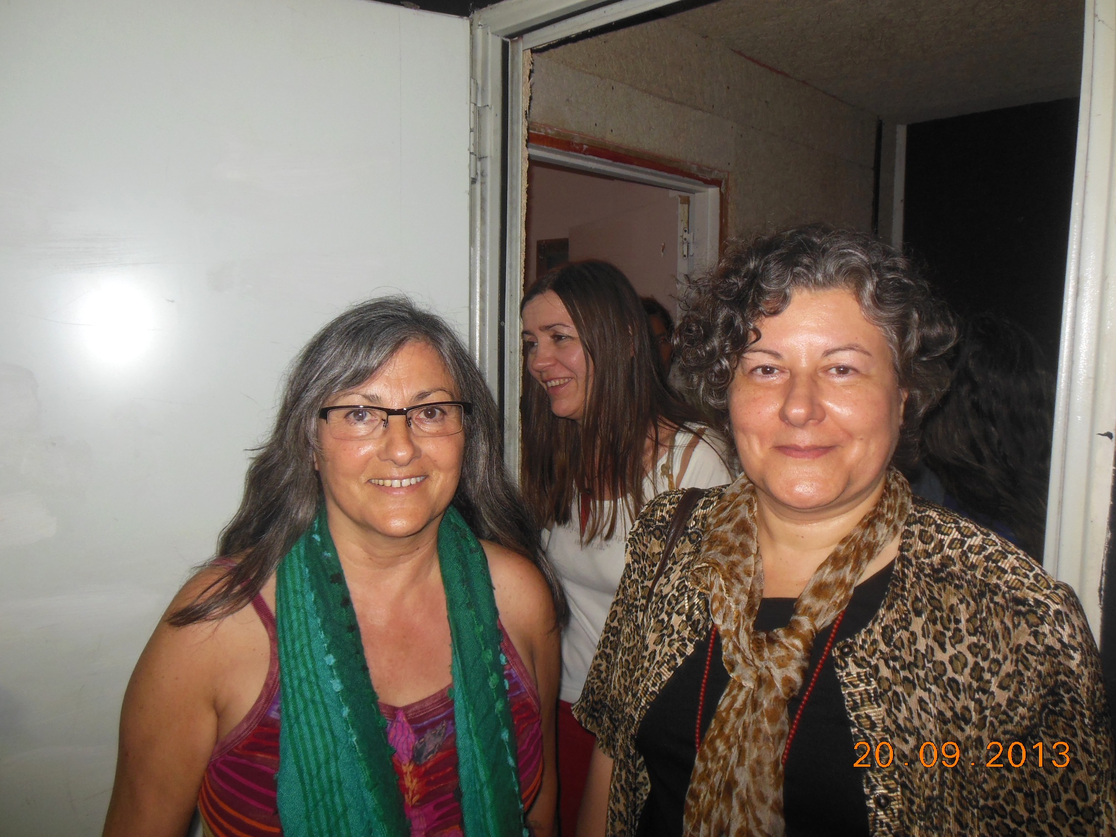 Anna Rossell (izquierda) con Neus Aguado. Homenaje al poeta Antonio Tello, Barcelona, 2013