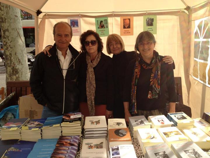 Anna Rossell (derecha) con amigos/as poetas. Barcelona, Sant Jordi 2012