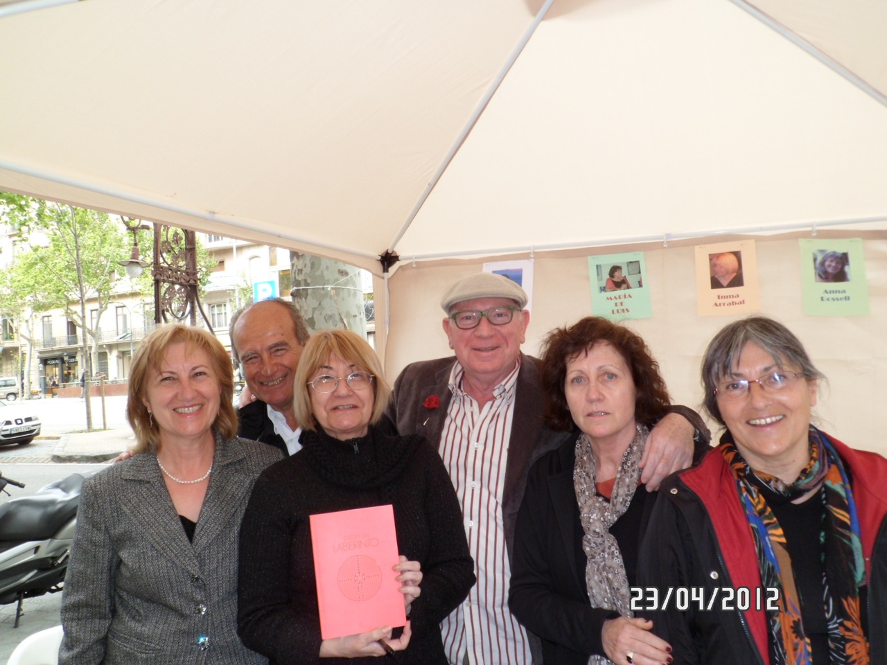 Anna Rossell (derecha) con amigos/as poetas. Barcelona, Sant Jordi 2012