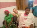 Xec Marquès, amb dues veïnes del seu barri de Cotonou (Benín)